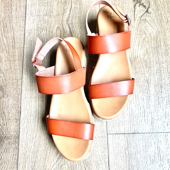 Platform Sandals - Picture 3 of 4